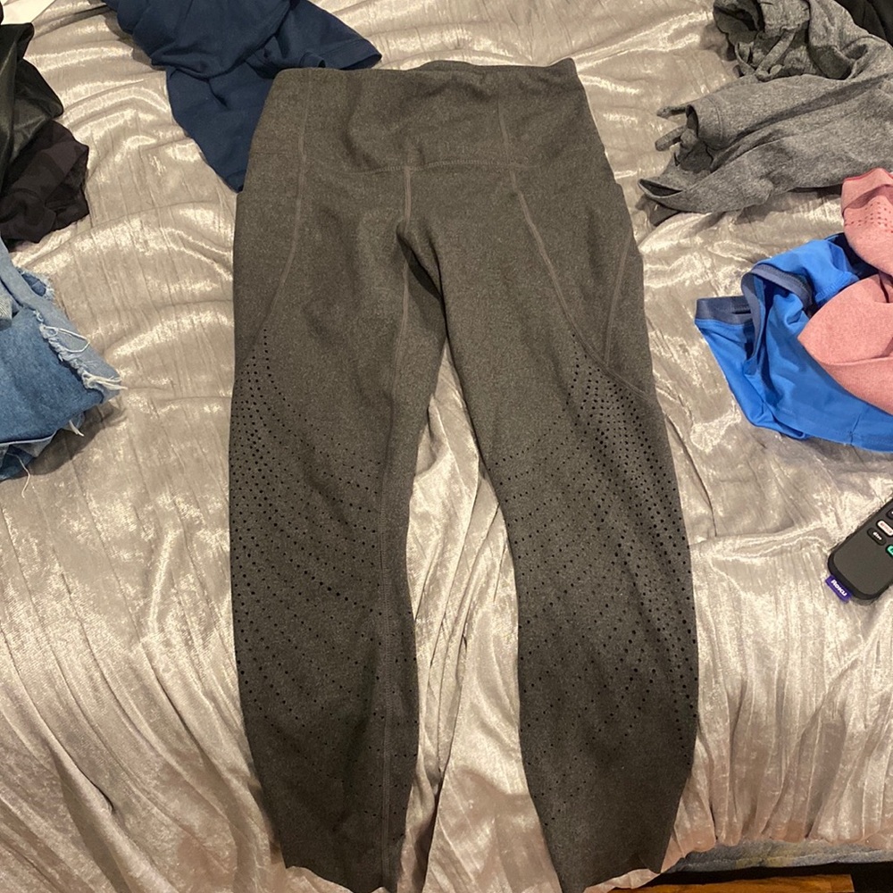 grey capri leggings design at bottom